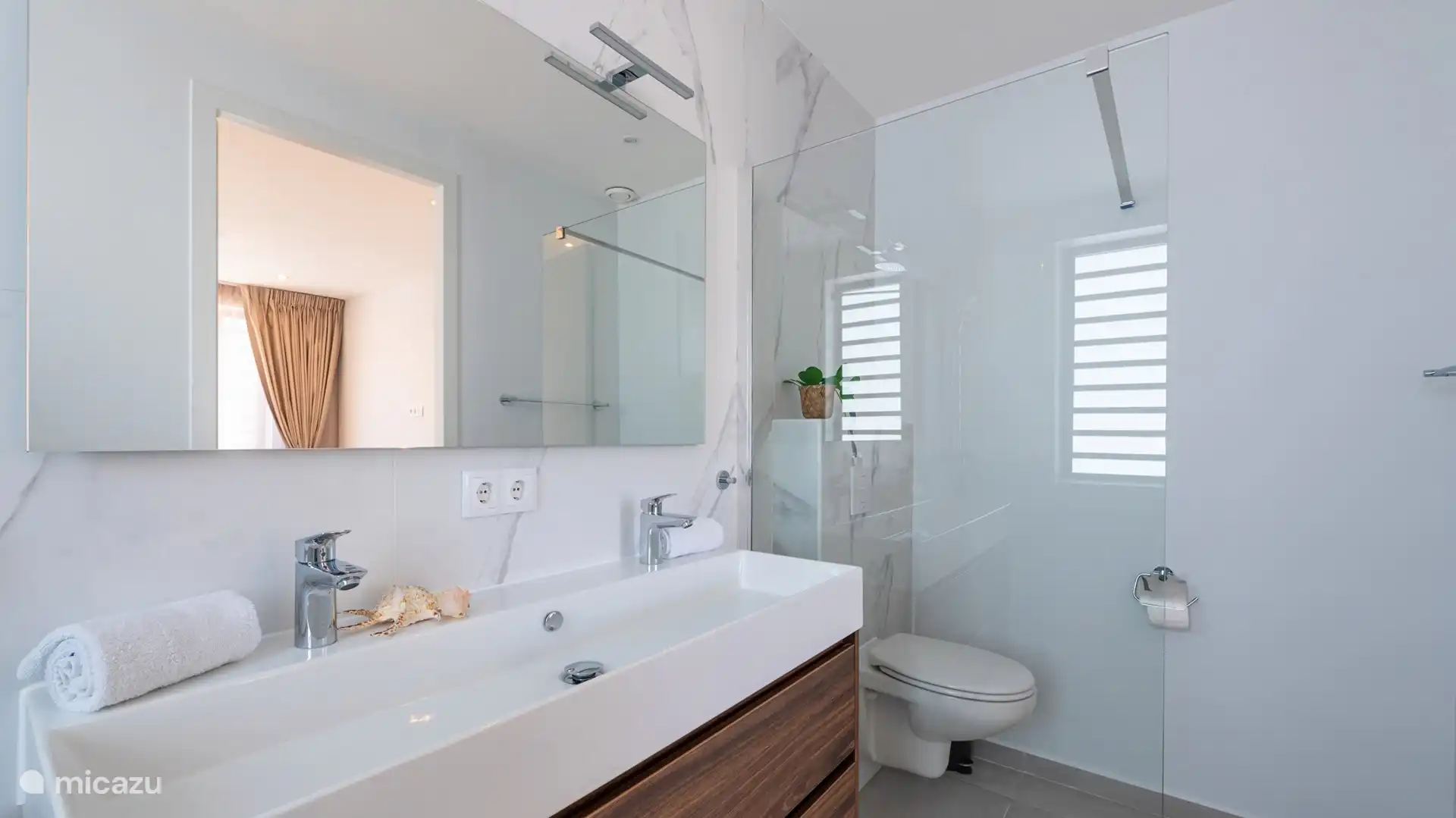 Das Badezimmer verfügt über eine Toilette und eine Dusche.