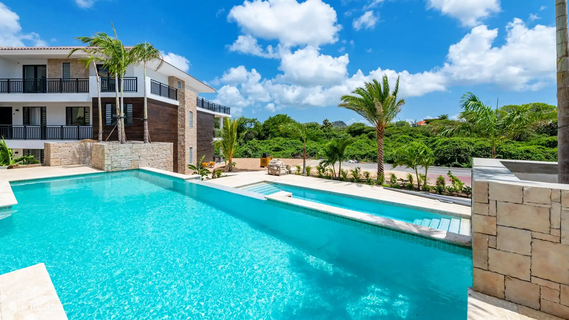 Der Komplex verfügt über zwei Swimmingpools.