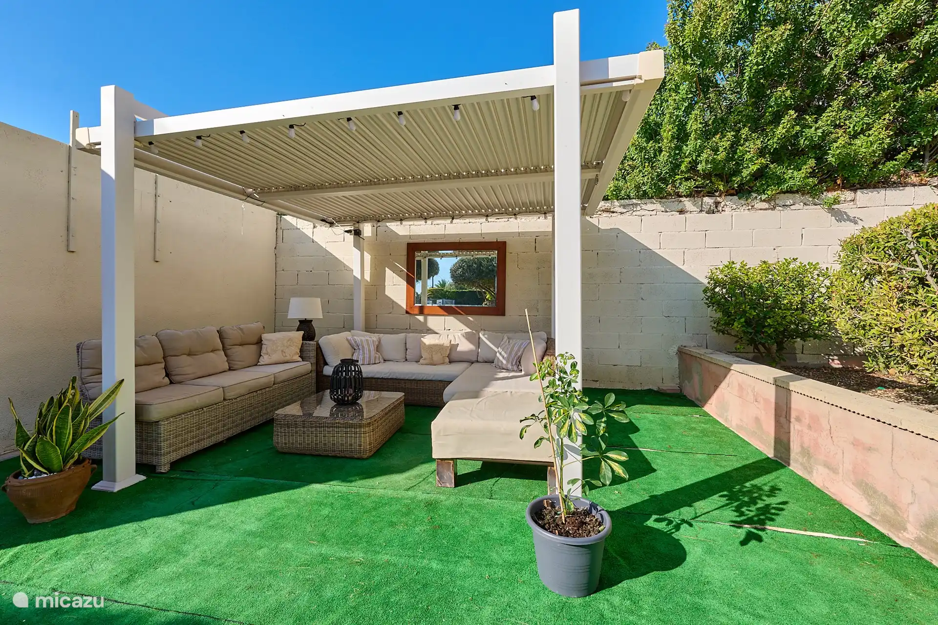 Chill-Out-Pod mit stimmungsvoller Beleuchtung bei Nacht