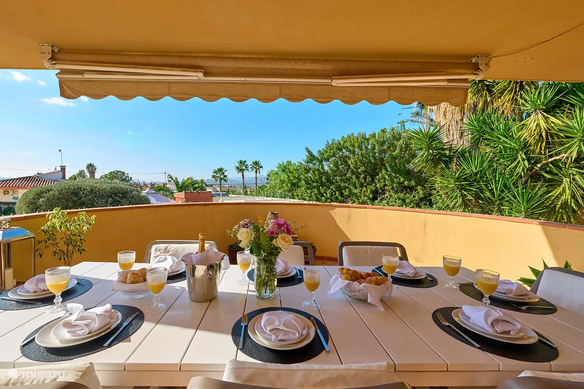 Ess-/Frühstücksbereich auf der oberen Terrasse