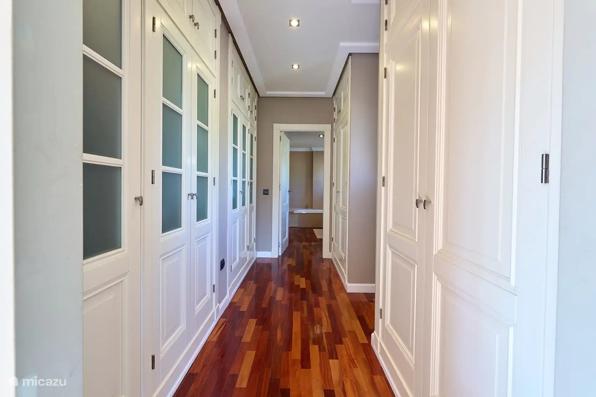 Ankleidezimmer der Master-Suite