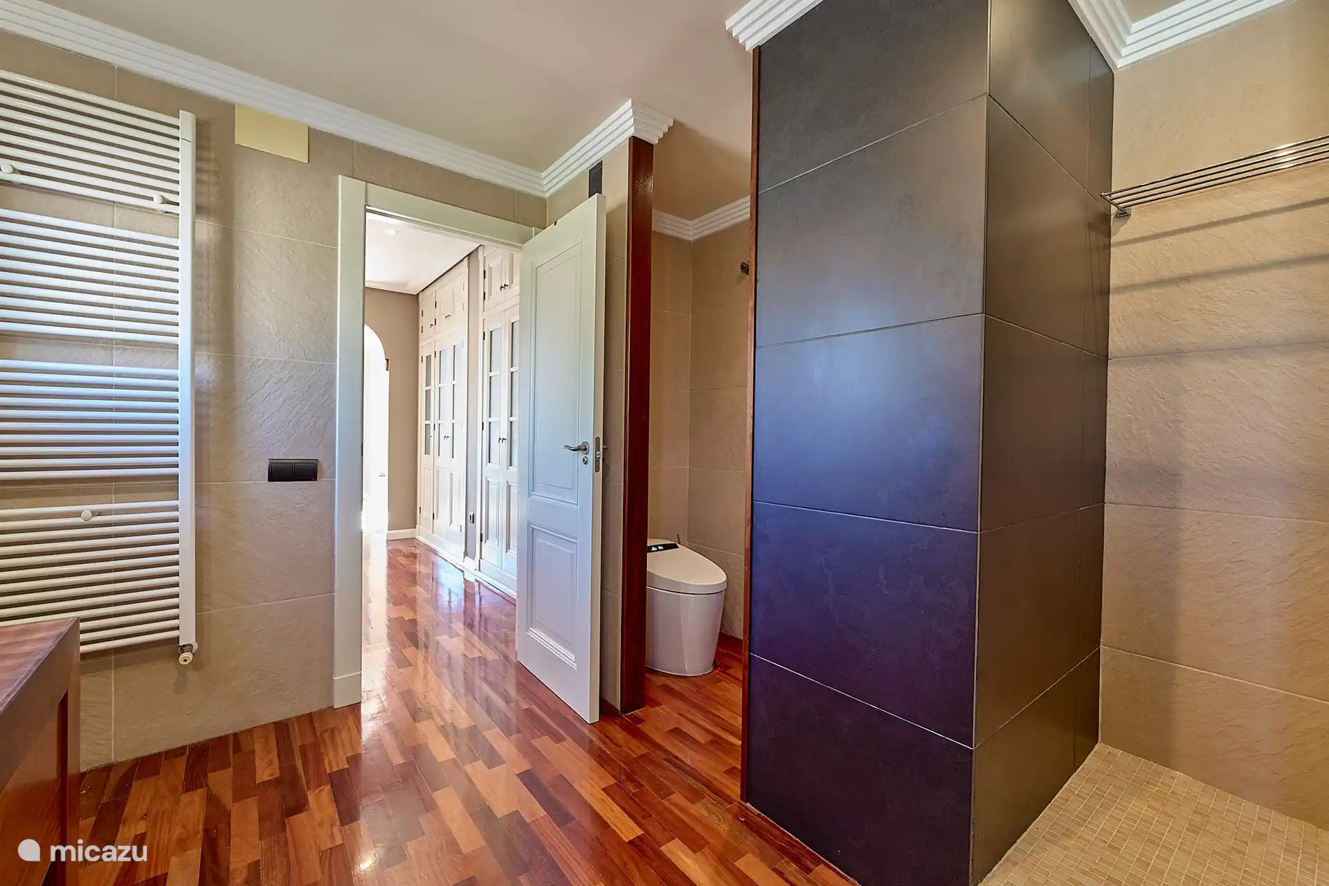 Master Suite Badezimmer mit Badewanne, Dusche und japanischer Toilette