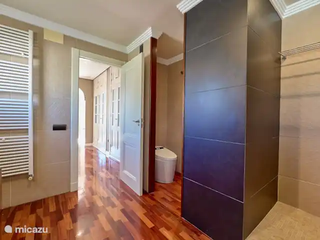 Villa de luxe totalement privée de 5 chambres | Espagne, Costa Blanca, Alicante - villa Salle de bain de la suite parentale avec baignoire, douche et toilettes japonaises