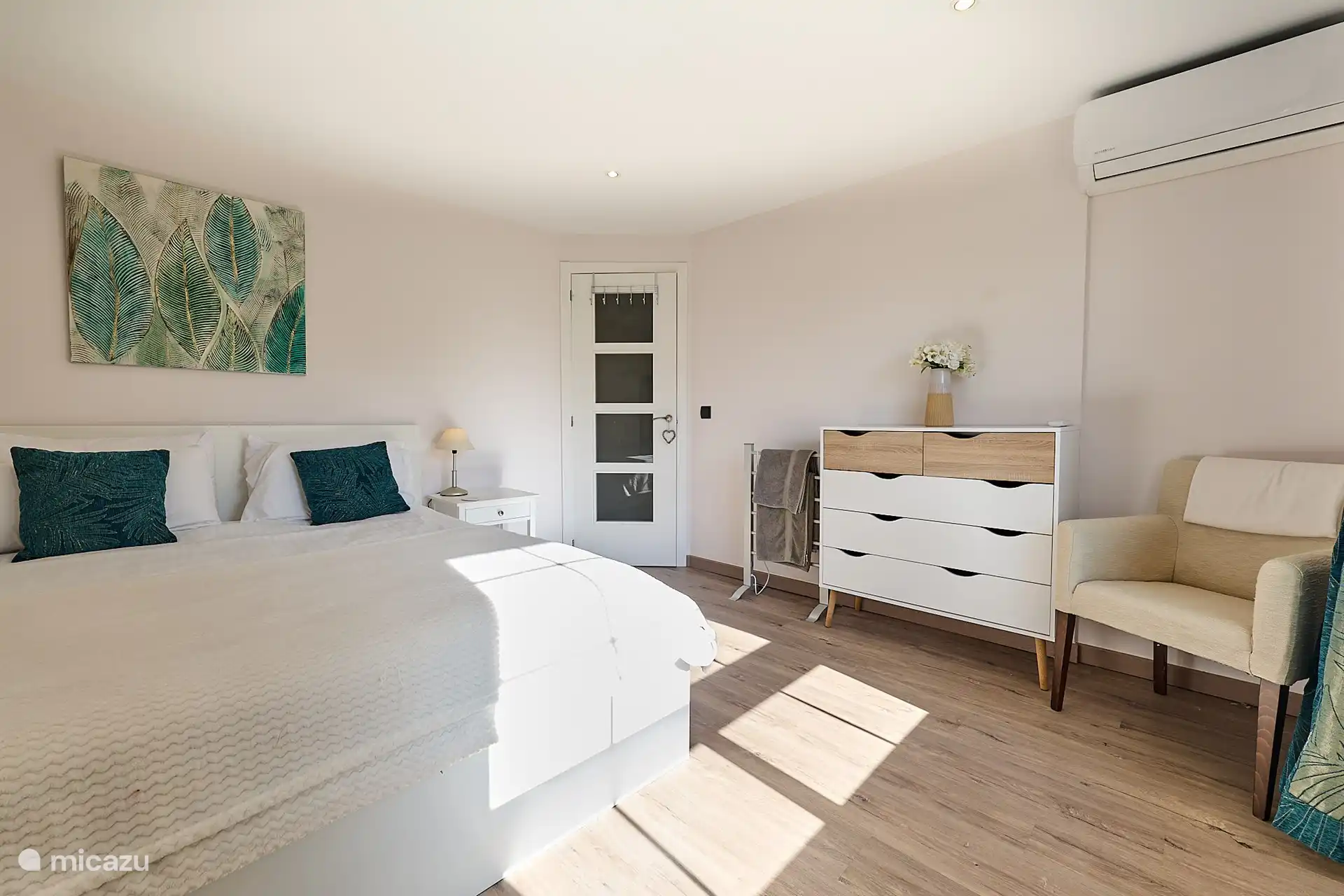 Schlafzimmer mit Kingsize-Bett 5