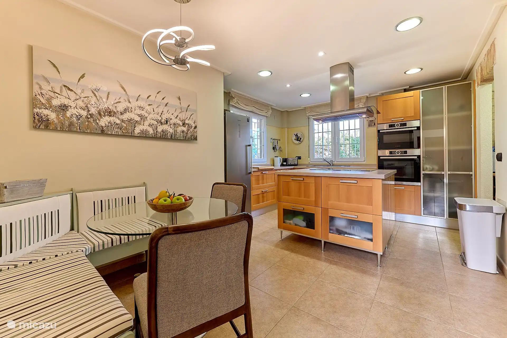 Geräumige Küche mit allen modernen Geräten