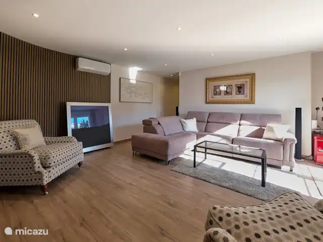 Villa de luxe totalement privée de 5 chambres | Espagne, Costa Blanca, Alicante - villa Salle de cinéma avec grand canapé inclinable