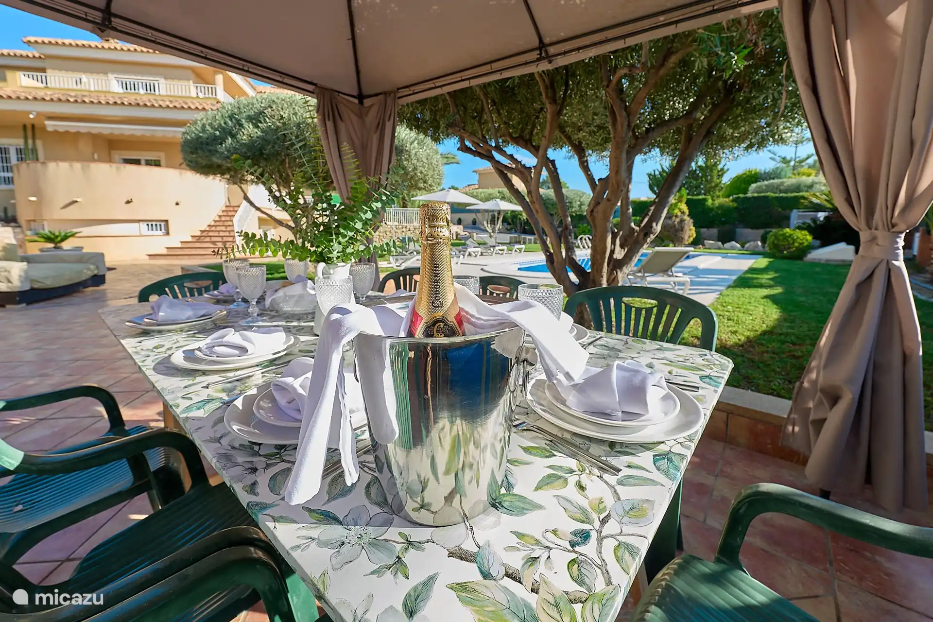 Untere Terrasse Ess- und Grillbereich