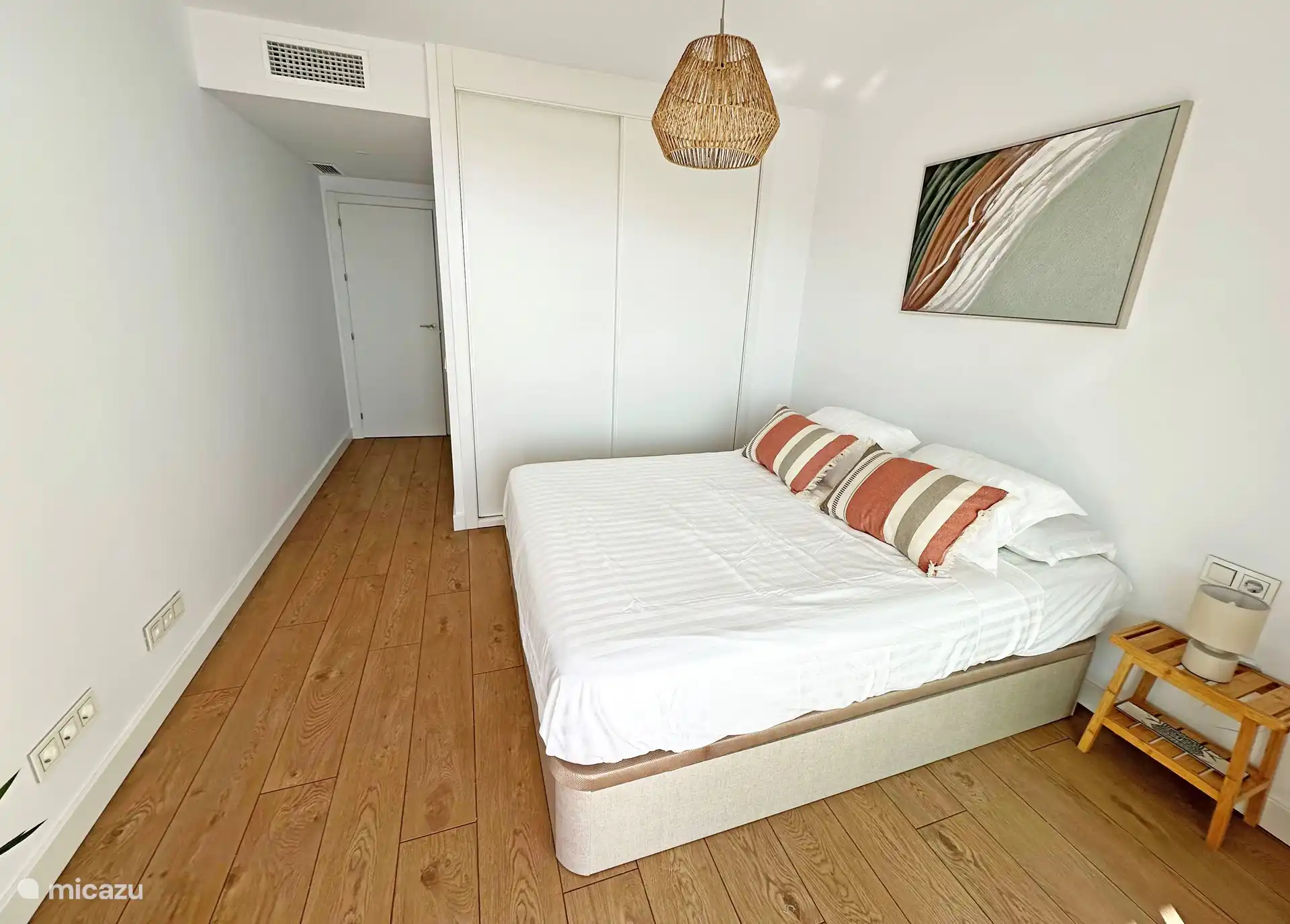 Hoofdslaapkamer met kledingkast en aaneengesloten badkamer met toilet & douche