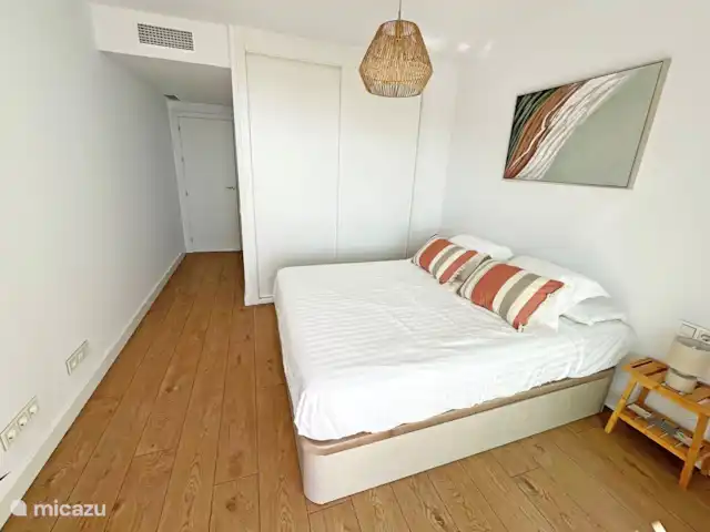 Maravilla Jacaranda Beach View huren in Spanje, Costa del Sol, Torrox-Costa - appartement Hoofdslaapkamer met kledingkast en aaneengesloten badkamer met toilet & douche
