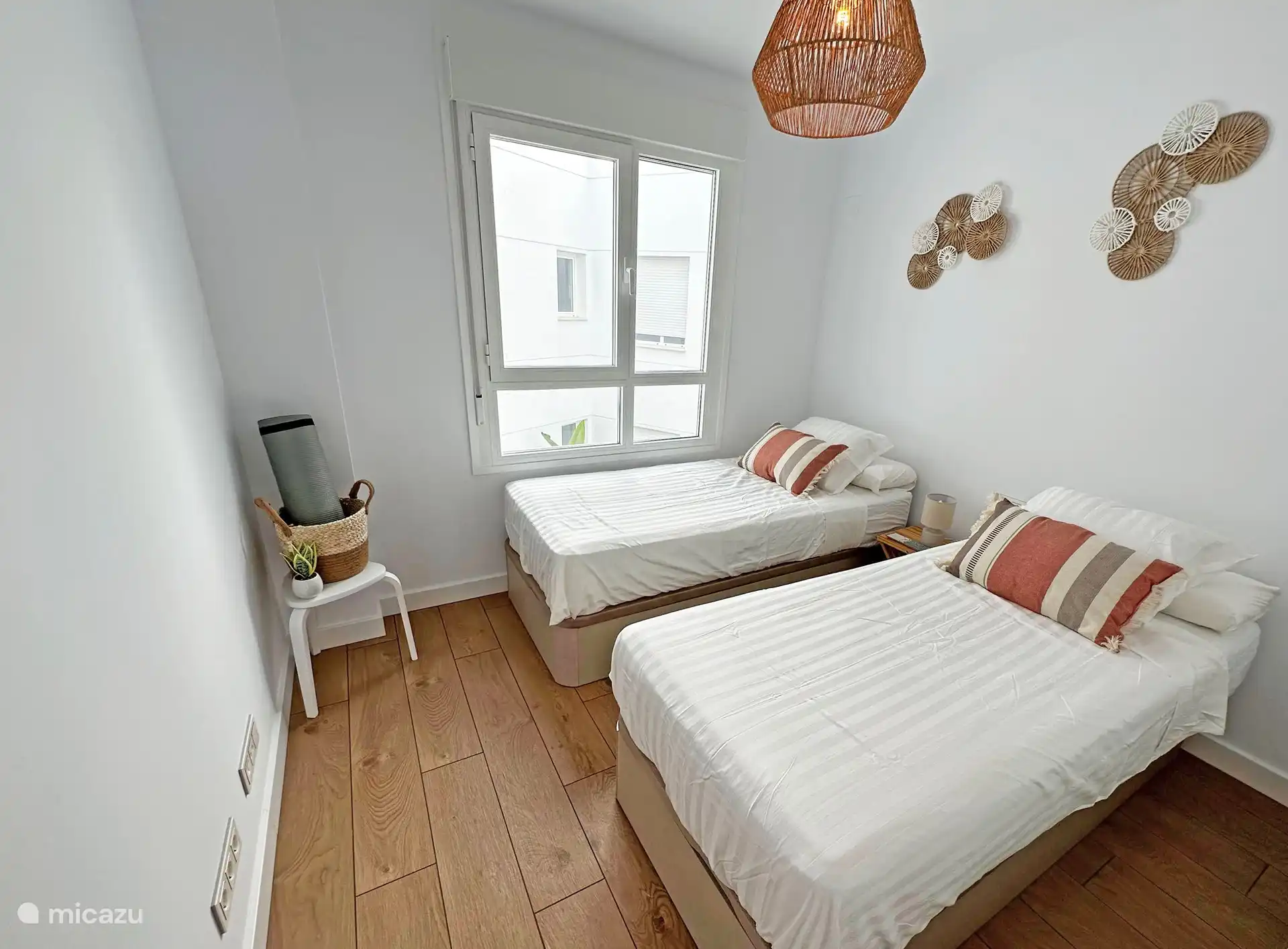 Slaapkamer 2 voorzien van twee 1-persoonbedden. Voorzien van hoogwaardig medium matras. Verder heeft de slaapkamer een grote ingebouwde kledingkast