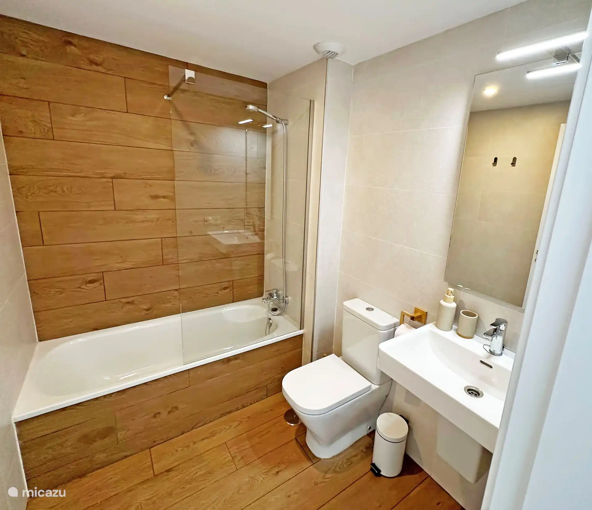 Badkamer 2 voorzien van ligbad, wastafel & toilet