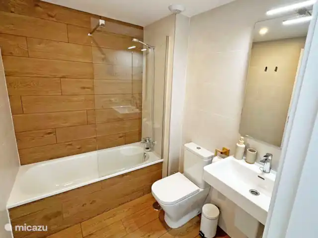 Maravilla Jacaranda Beach View huren in Spanje, Costa del Sol, Torrox-Costa - appartement Badkamer 2 voorzien van ligbad, wastafel & toilet