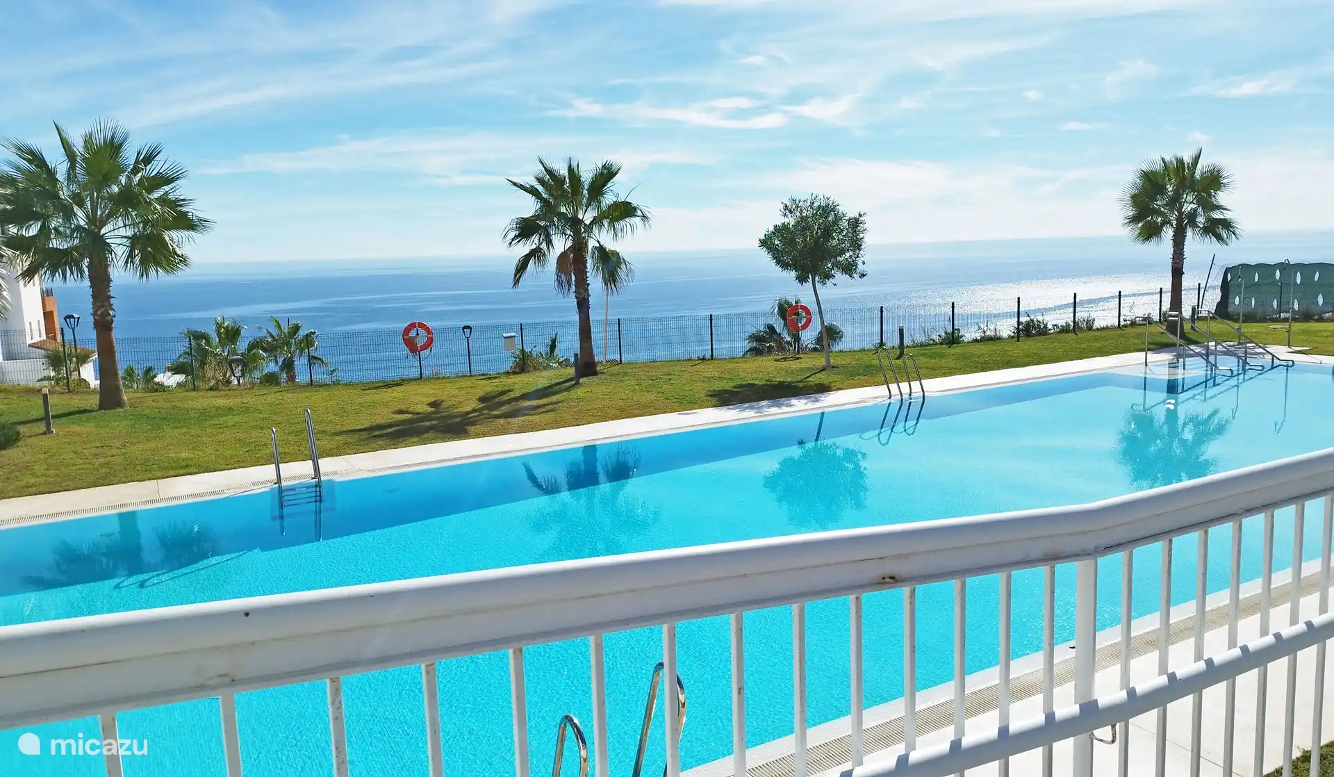 Ruim zwembad met uitzicht over de zee