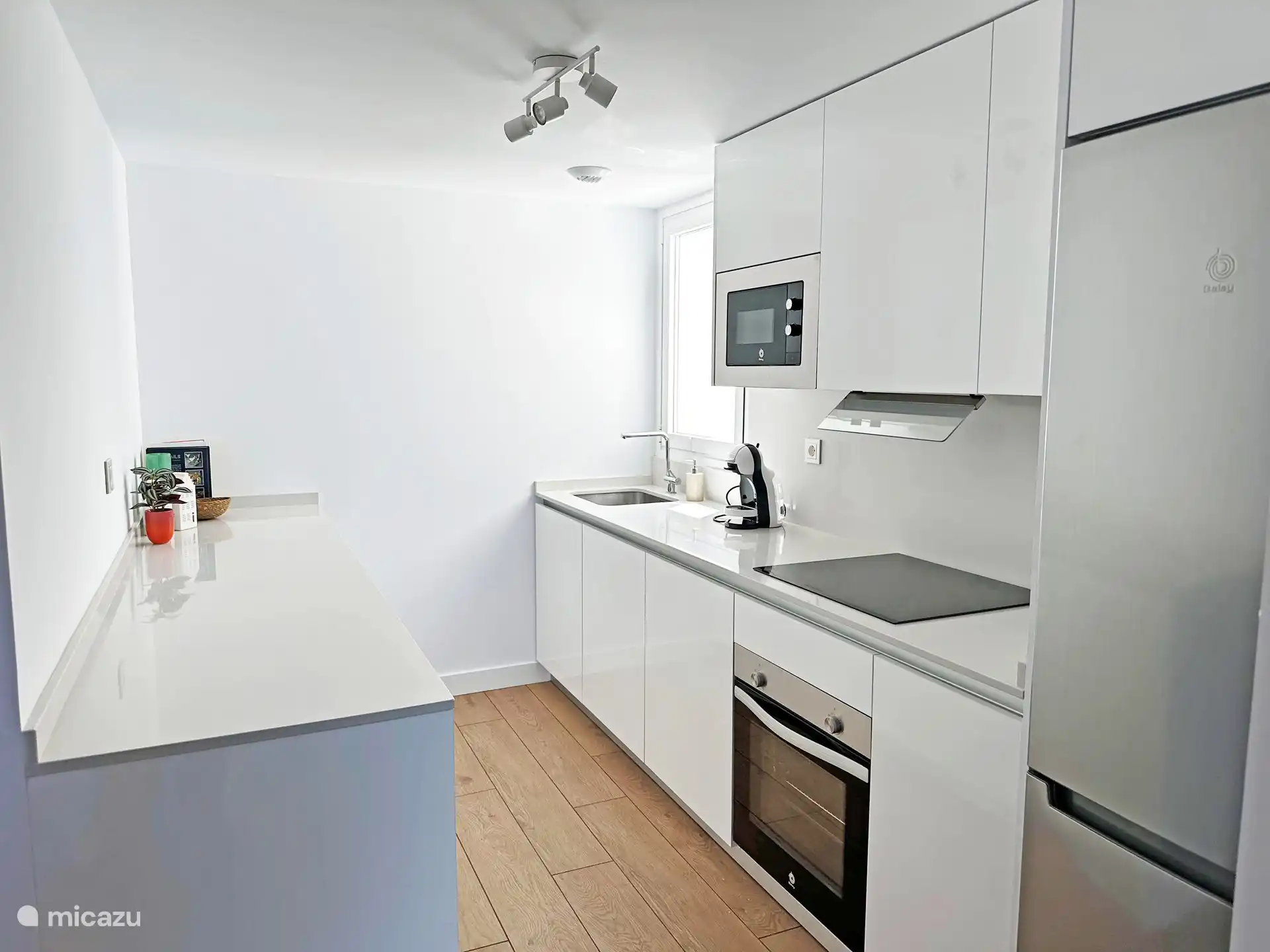 Keuken voorzien van alle gemakken zoals een oven, magnetron, inductie kookplaat, vaatwasser, koelvriescombinatie. Daarnaast ook overige zaken zoals koffiezetapparaat, broodrooster, waterkoker, staafmixer en kookgerei