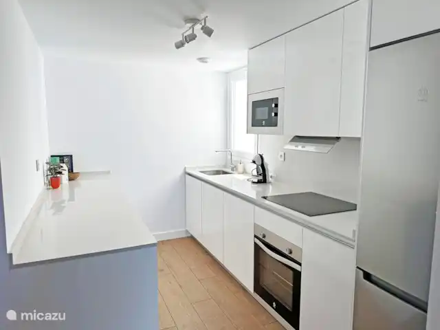 Maravilla Jacaranda Beach View huren in Spanje, Costa del Sol, Torrox-Costa - appartement Keuken voorzien van alle gemakken zoals een oven, magnetron, inductie kookplaat, vaatwasser, koelvriescombinatie. Daarnaast ook overige zaken zoals koffiezetapparaat, broodrooster, waterkoker, staafmixer en kookgerei