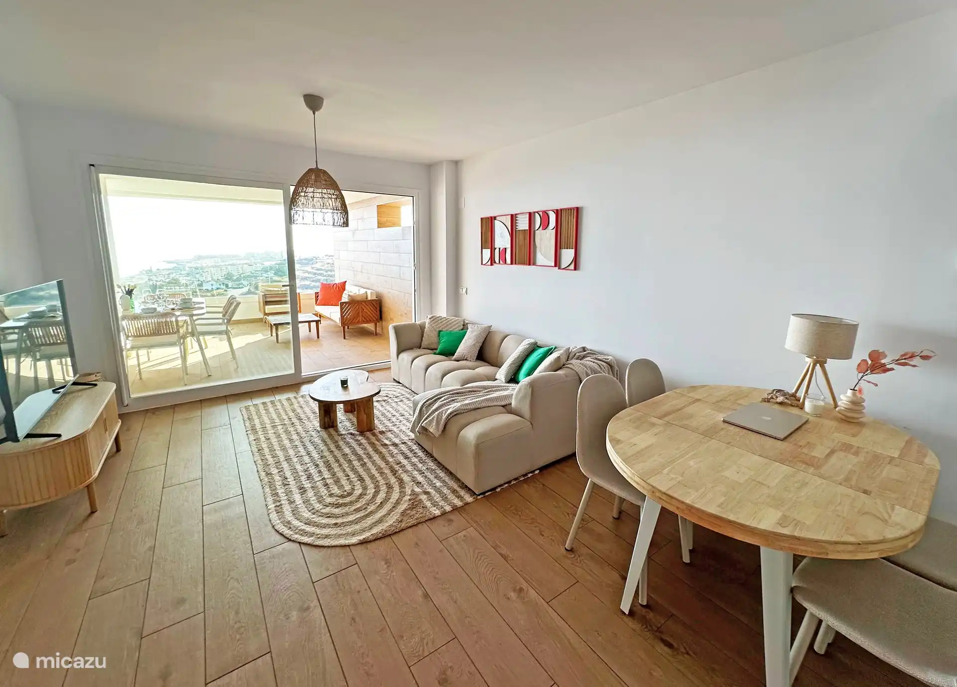 Ruime gezellige woonkamer voorzien van hoekbank, eettafel en TV