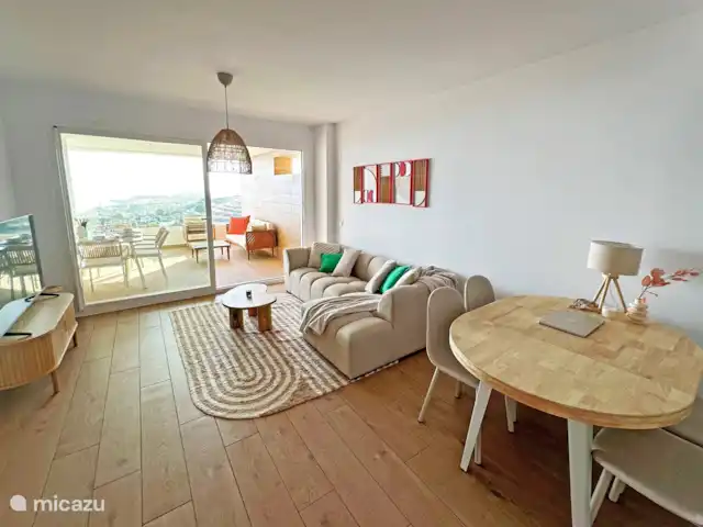 Maravilla Jacaranda Beach View huren in Spanje, Costa del Sol, Torrox-Costa - appartement Ruime gezellige woonkamer voorzien van hoekbank, eettafel en TV