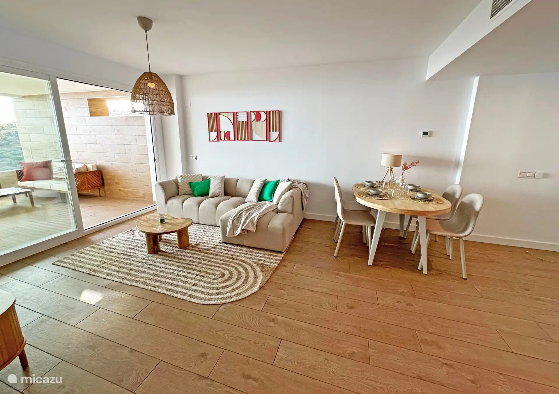 Woonkamer met doorloop naar het balkon voor een heerlijk binnen- en buitenleven