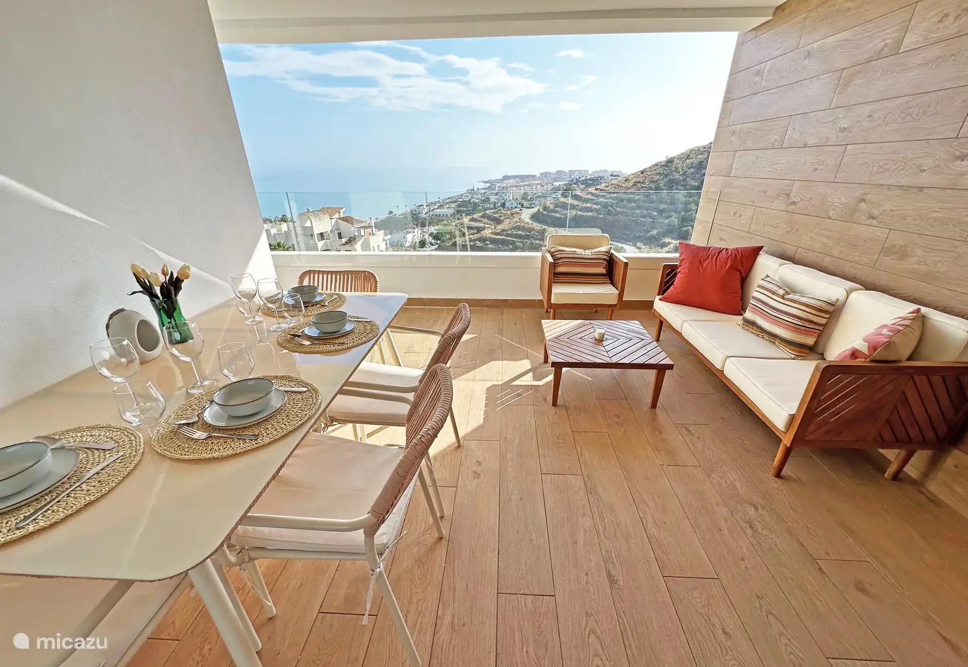 Balkon voorzien van lounge en eettafel