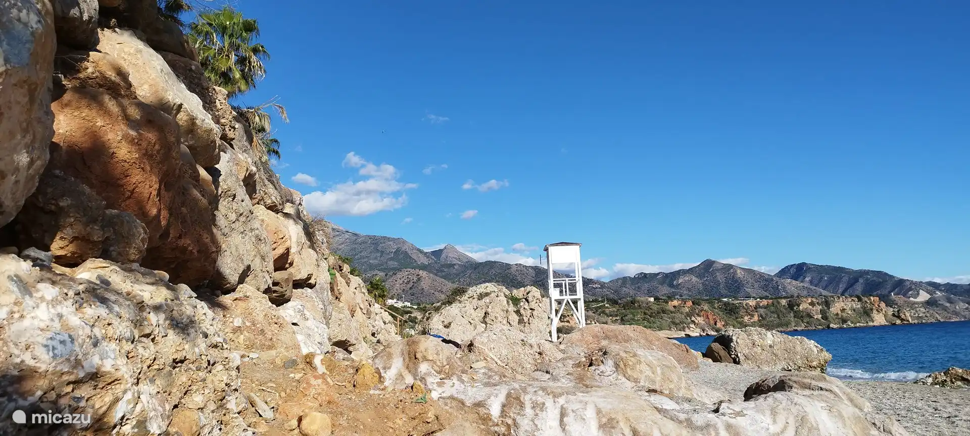 Heerlijk strand met mooie rotspartijen om je heen