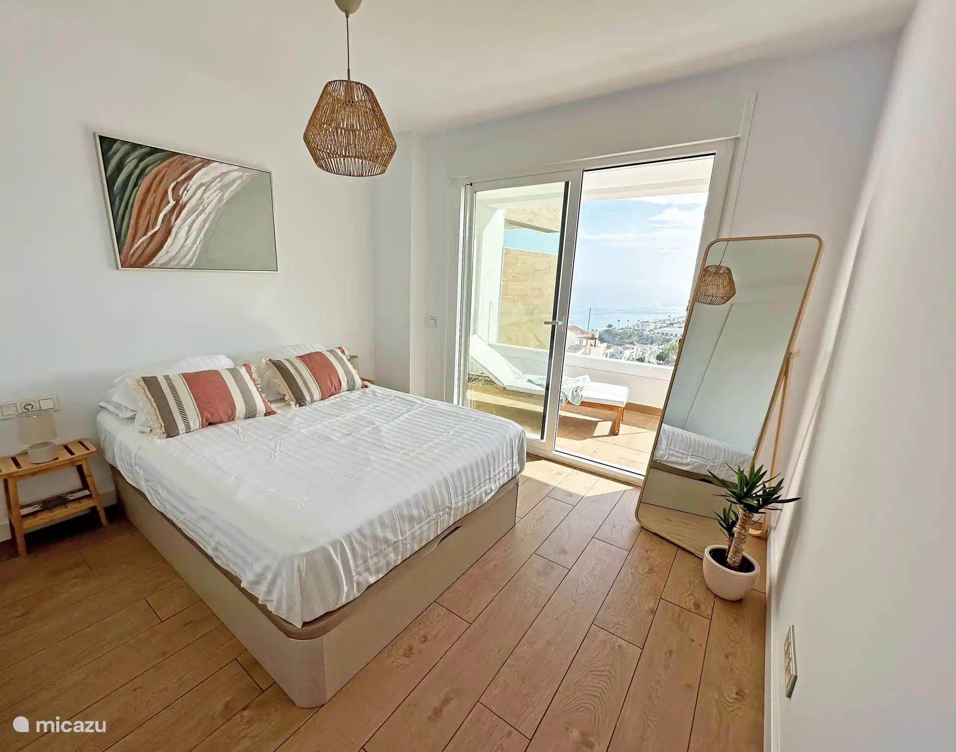 Hoofdslaapkamer voorzien van 2-persoonbed met een hoogwaardig medium matras. Doorgang naar het balkon