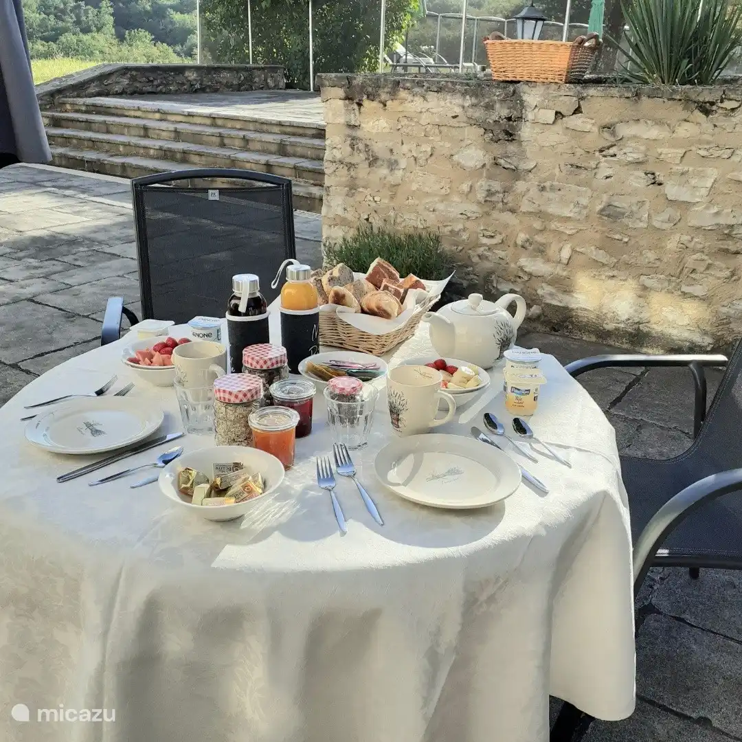 Ontbijt op het terras
