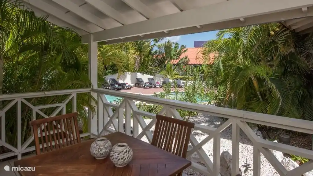 Jedes verfügt über eine eigene Terrasse mit Blick auf den Garten.