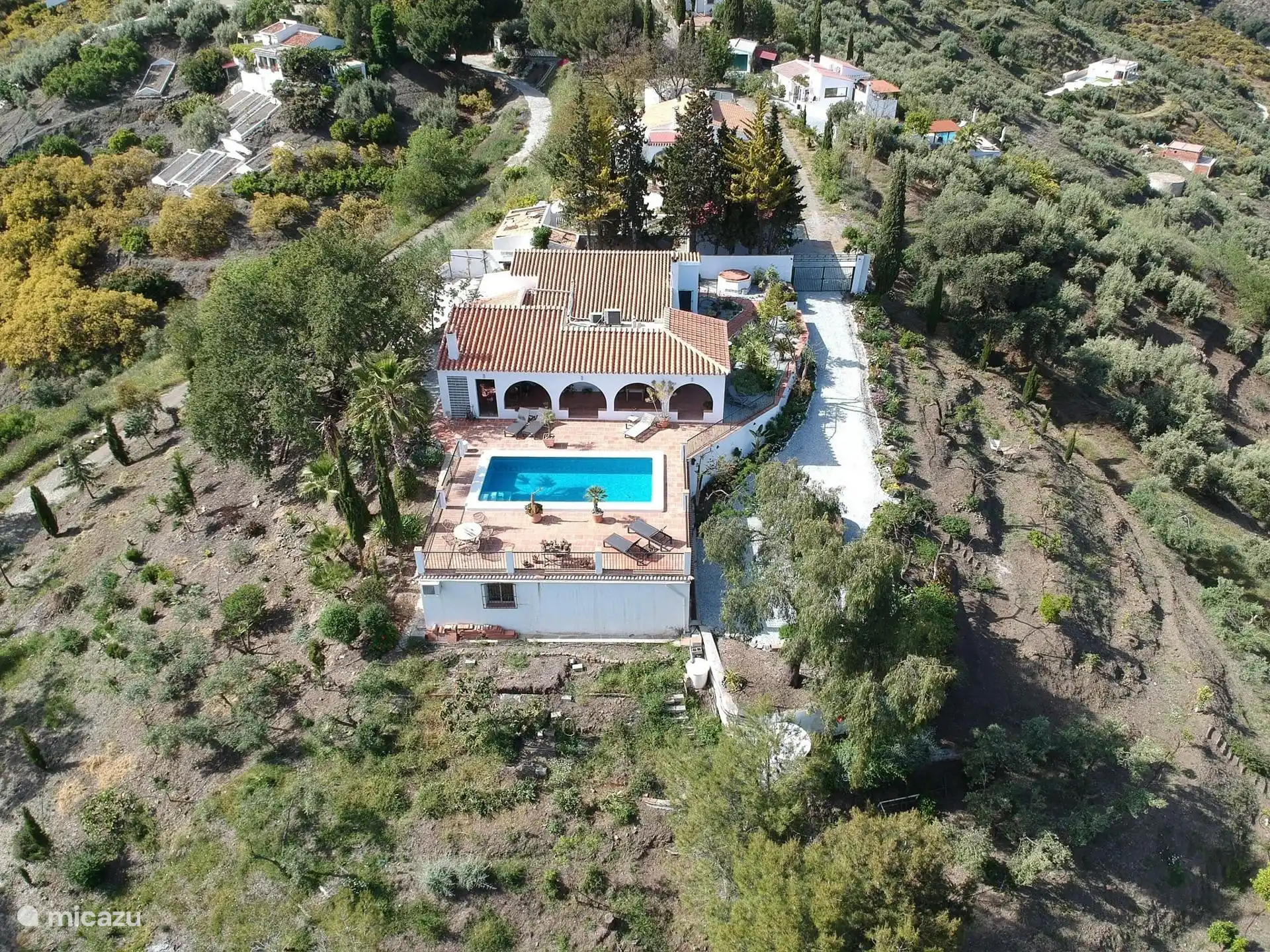 Foto general de Cortijo Algarrobo con camino de entrada, puerta, camino de entrada, piscina orientada al sur con vistas a todo (¡y sin embargo privada!), jardín con diferentes niveles / terrazas. ¡Foto de dron hecha por Arjan!