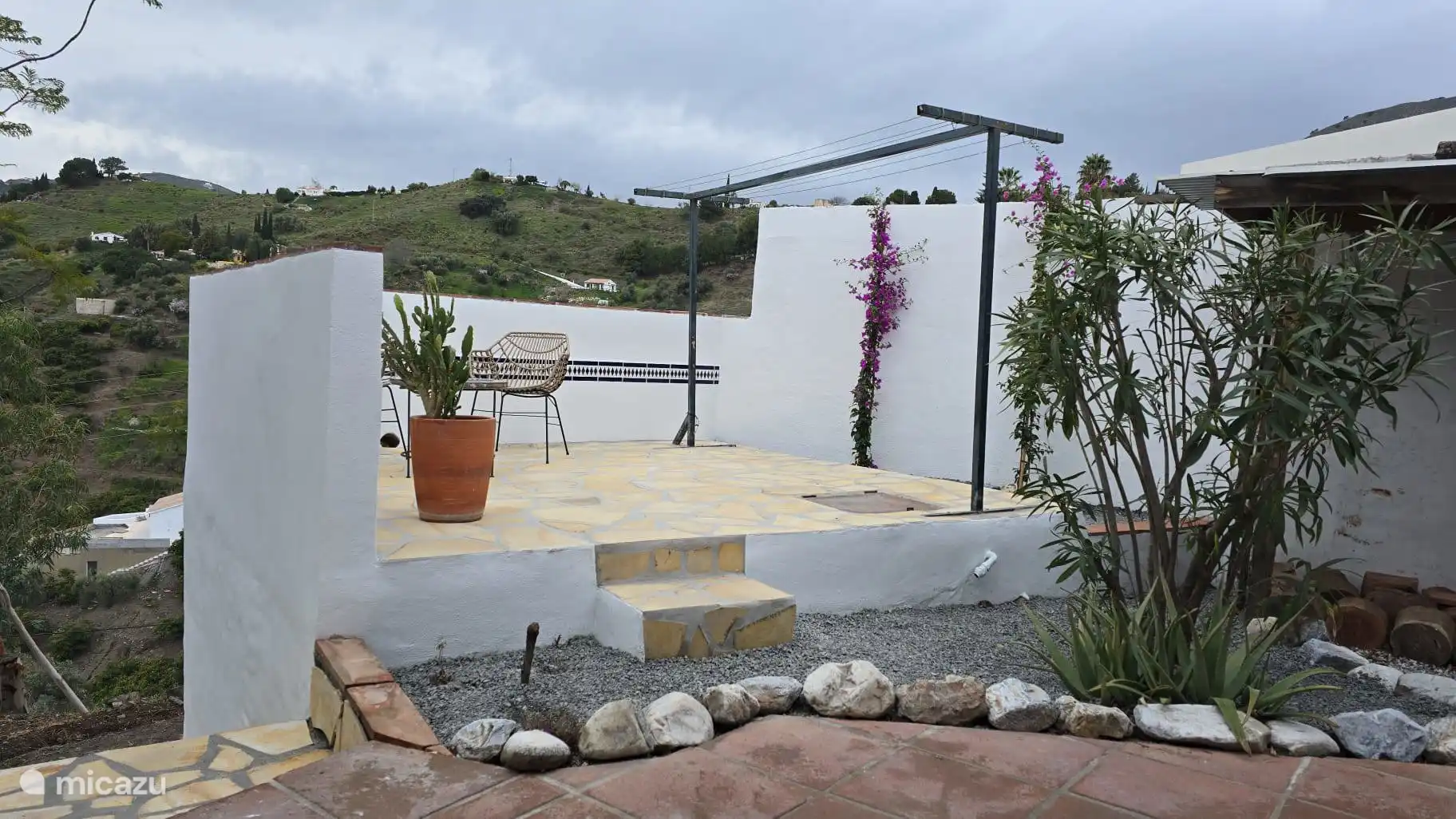 En el antiguo depósito de agua hay un lavadero con una terraza de piedra natural. Amurallado para refugio, privacidad y seguridad. ¡Genial para una copa tardía y una cena!