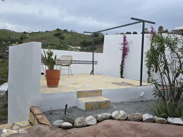 Cortijo Algarrobo en España, Costa del Sol, Torrox - villa En el antiguo depósito de agua hay un lavadero con una terraza de piedra natural. Amurallado para refugio, privacidad y seguridad. ¡Genial para una copa tardía y una cena!