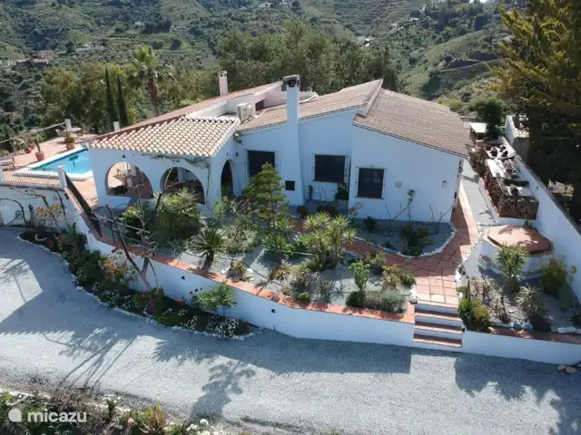 Cortijo Algarrobo en España, Costa del Sol, Torrox - villa Vista lateral del Cortijo Algarrobo, con camino de entrada, entrada (debajo del porche), jardín lateral, piscina orientada al sur. ¡Foto de dron hecha por Arjan!