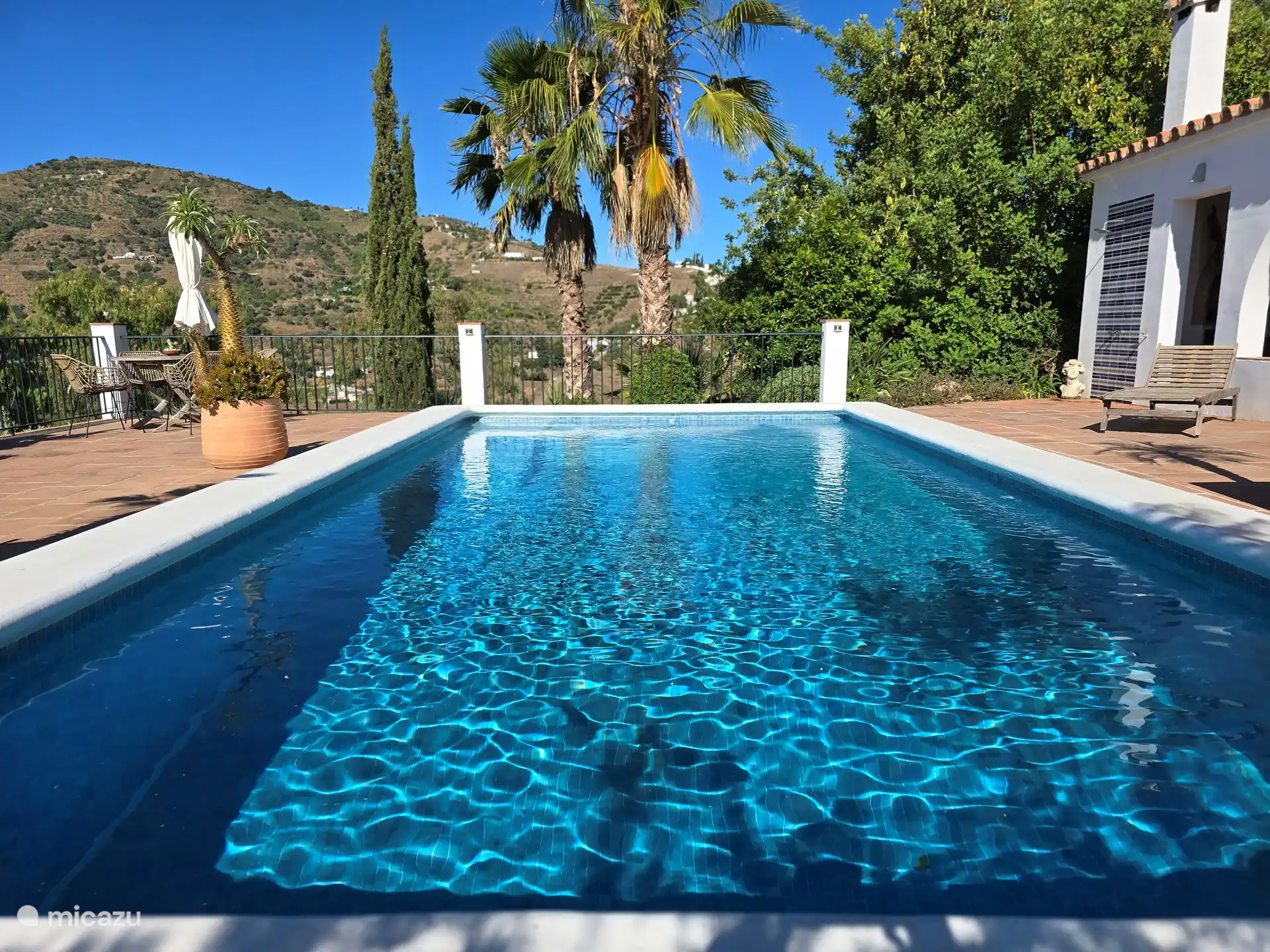 La piscina vista desde el frente. A ambos lados hay una amplia terraza con amplio espacio para las tumbonas.