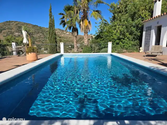 Cortijo Algarrobo en España, Costa del Sol, Torrox - villa La piscina vista desde el frente. A ambos lados hay una amplia terraza con amplio espacio para las tumbonas.