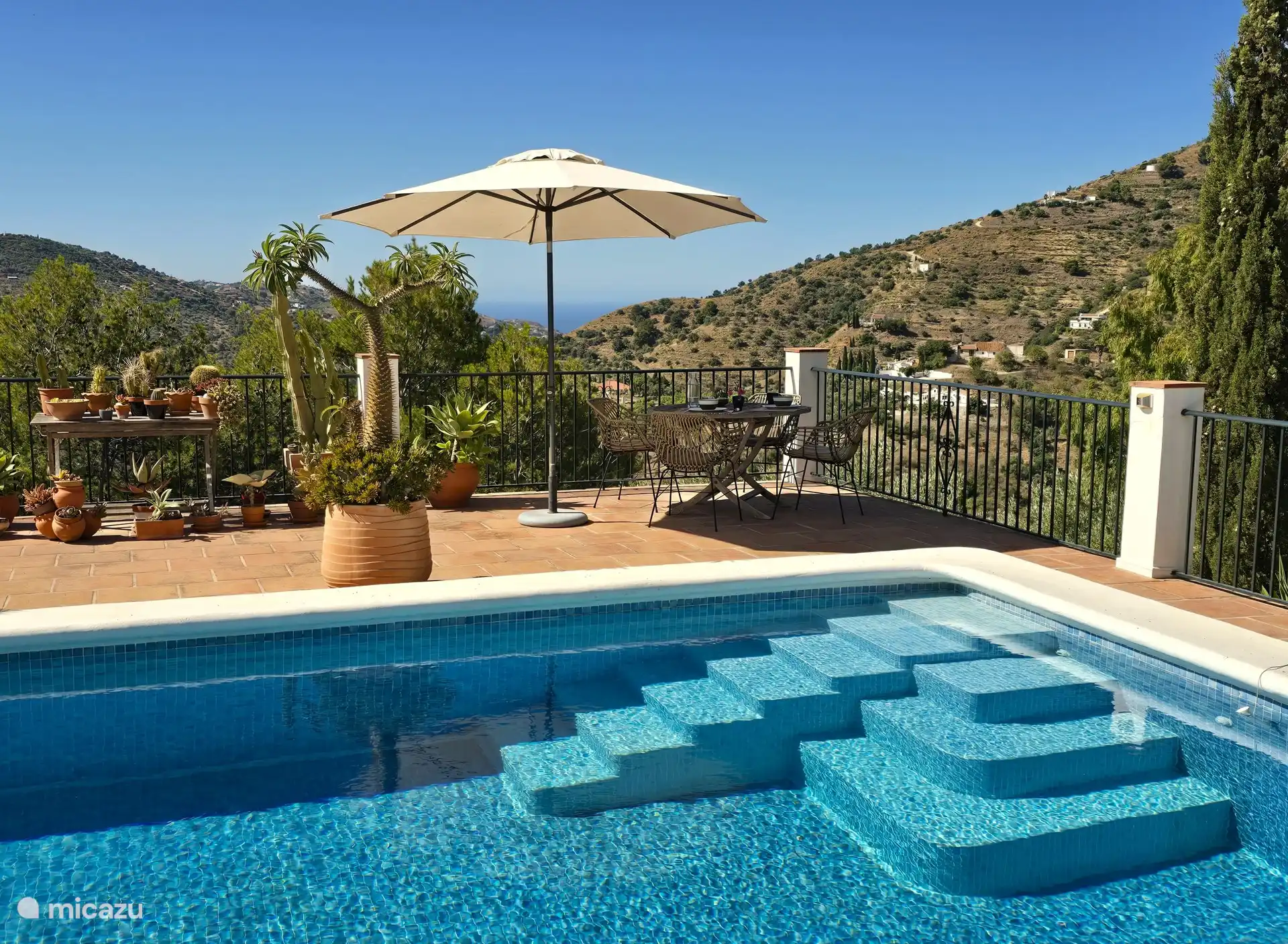 Terraza con vistas panorámicas a las hermosas montañas que lo rodean y con vista al mar.