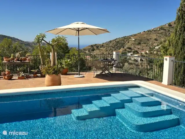 Cortijo Algarrobo en España, Costa del Sol, Torrox - villa Terraza con vistas panorámicas a las hermosas montañas que lo rodean y con vista al mar.