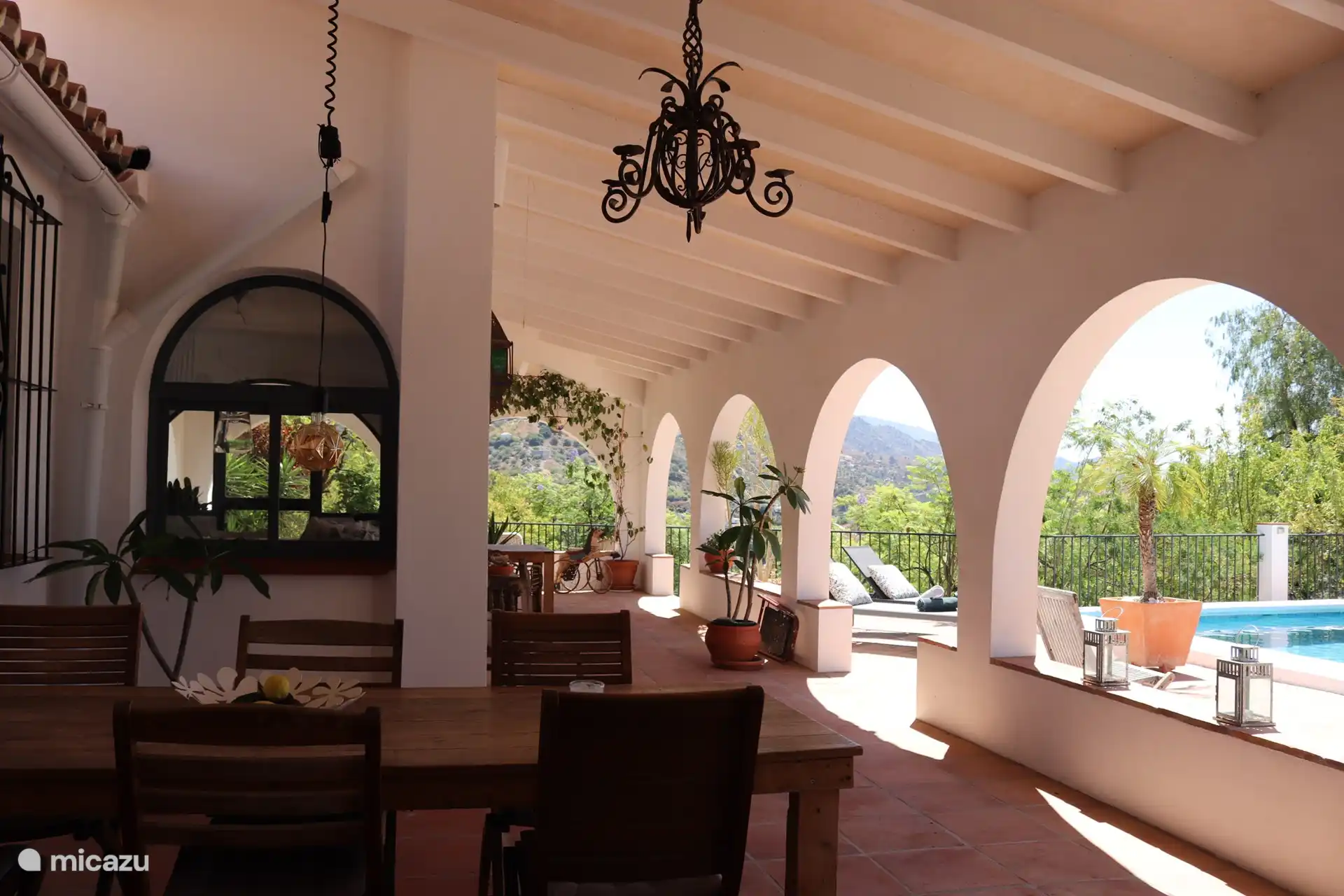 La gran terraza (de más de 53m2) ofrece mucha sombra y (también) mucho ambiente por la noche. Aquí también hay una oportunidad para comer y trabajar al aire libre.
