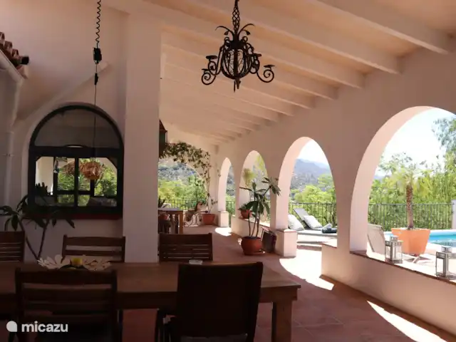 Cortijo Algarrobo en España, Costa del Sol, Torrox - villa La gran terraza (de más de 53m2) ofrece mucha sombra y (también) mucho ambiente por la noche. Aquí también hay una oportunidad para comer y trabajar al aire libre.