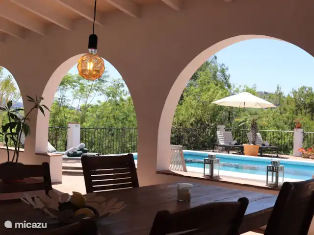 Cortijo Algarrobo en España, Costa del Sol, Torrox - villa Vista desde la mesa de comedor en la terraza de la terraza. Mucha privacidad, ambiente, restaurantes y empleo. Encima de la mesa del comedor cuelga un ventilador para refrescarse en los días calurosos.
