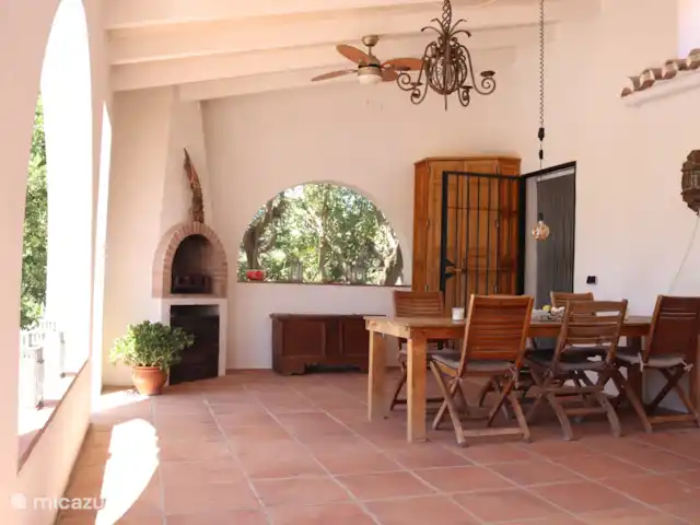 Cortijo Algarrobo en España, Costa del Sol, Torrox - villa La terraza está equipada con una gran mesa de comedor (con ventilador arriba), barbacoa y estufa de leña (para las noches frescas a finales o principios de temporada).