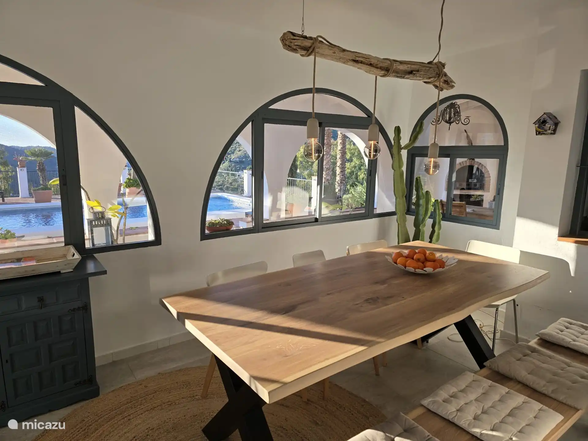 En el jardín acristalado/comedor hay una gran mesa de comedor para al menos 8 personas. Desde el jardín de invierno hay una hermosa vista sobre la terraza, la piscina y los alrededores.