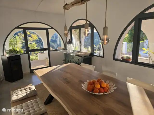 Cortijo Algarrobo en España, Costa del Sol, Torrox - villa En el jardín acristalado / comedor hay una estufa de pellets para las noches más frescas de invierno. Con solo presionar un botón, este calentador se enciende.
