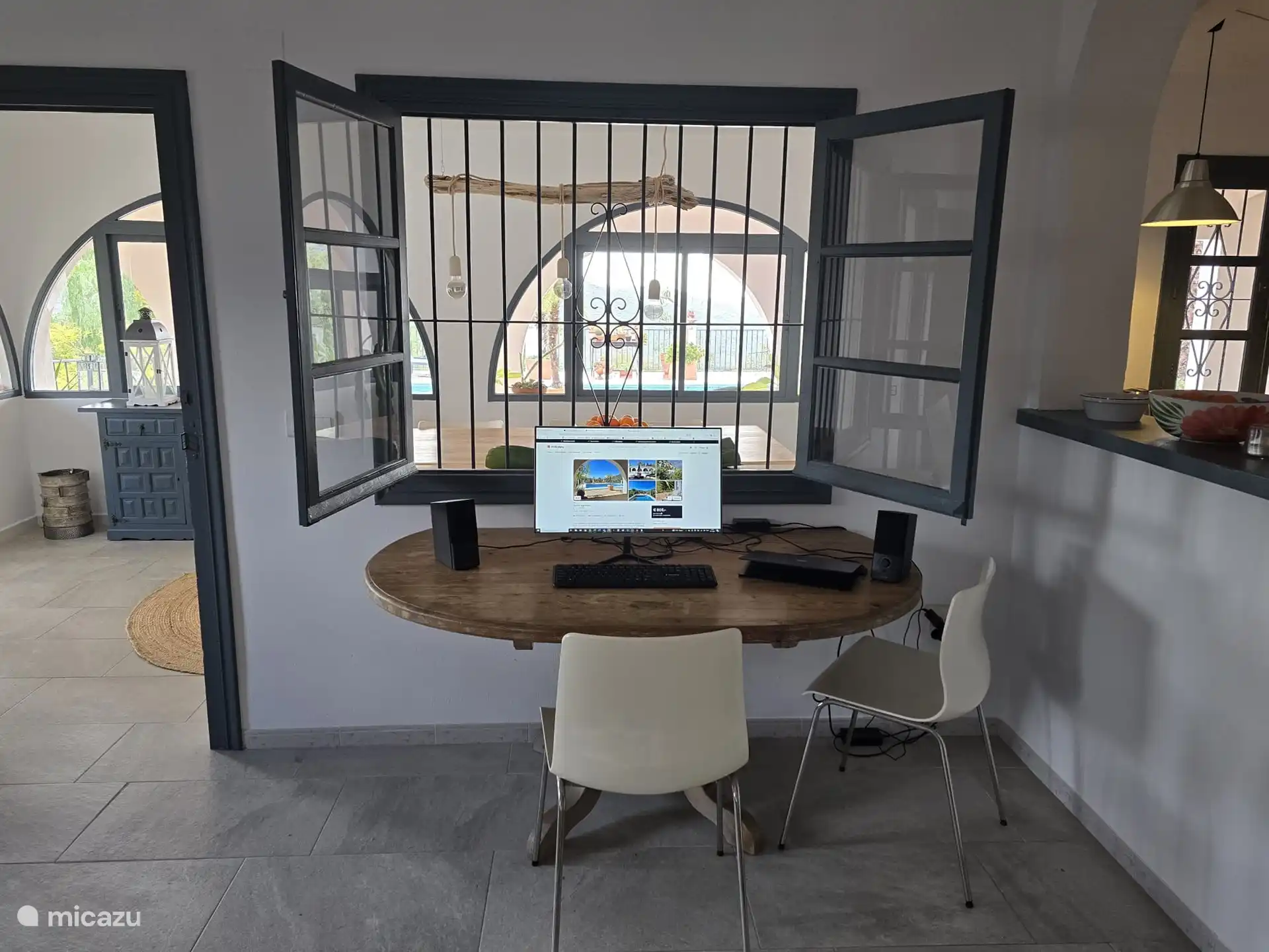 En la sala de estar hay una pequeña mesa de comedor que también puede servir como lugar de trabajo.