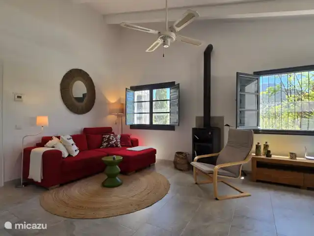 Cortijo Algarrobo en España, Costa del Sol, Torrox - villa Sala de estar con cómoda sala de estar y sillón.