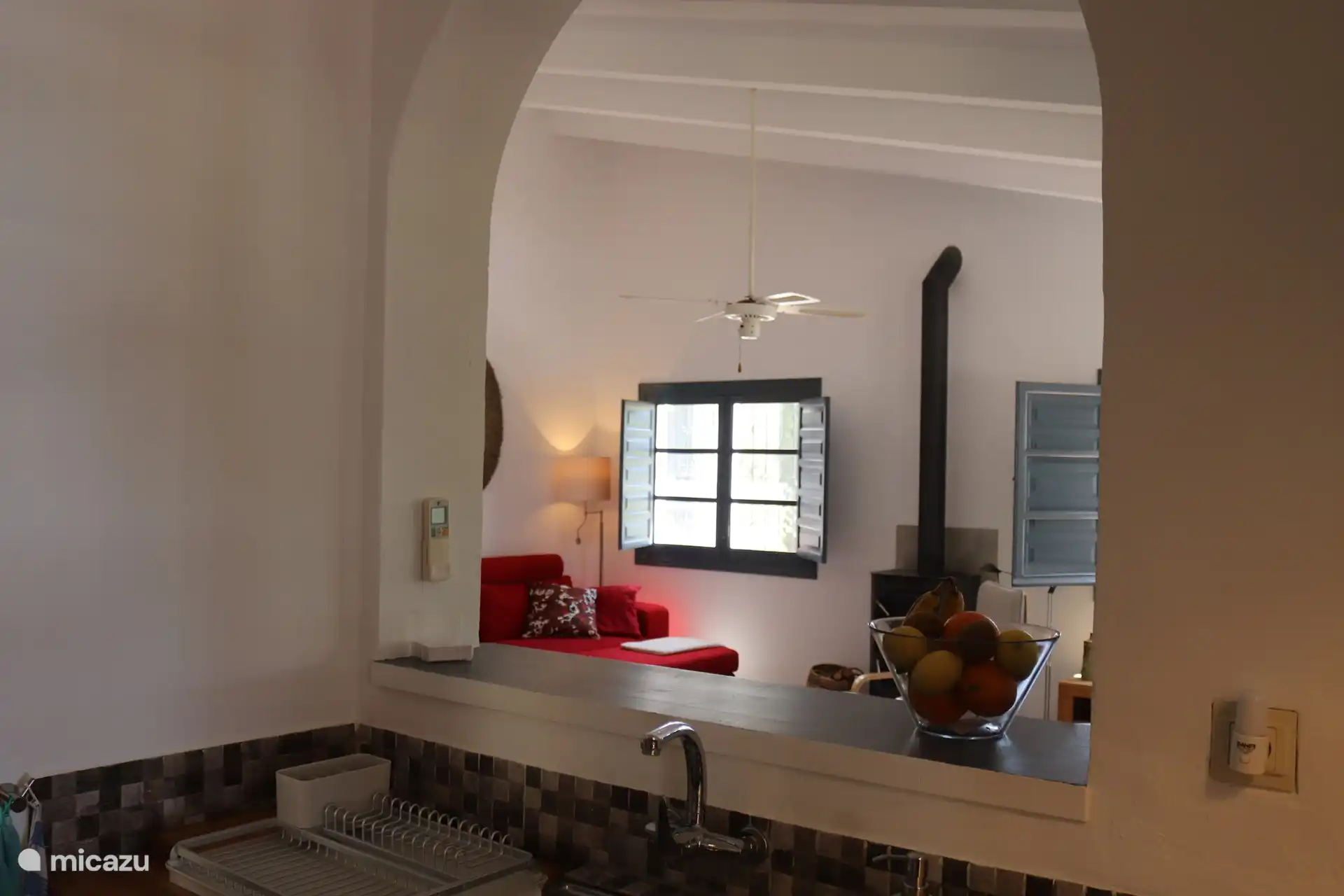 Desde la cocina hay una vista a la sala de estar.