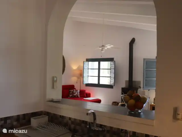 Cortijo Algarrobo en España, Costa del Sol, Torrox - villa Desde la cocina hay una vista a la sala de estar.