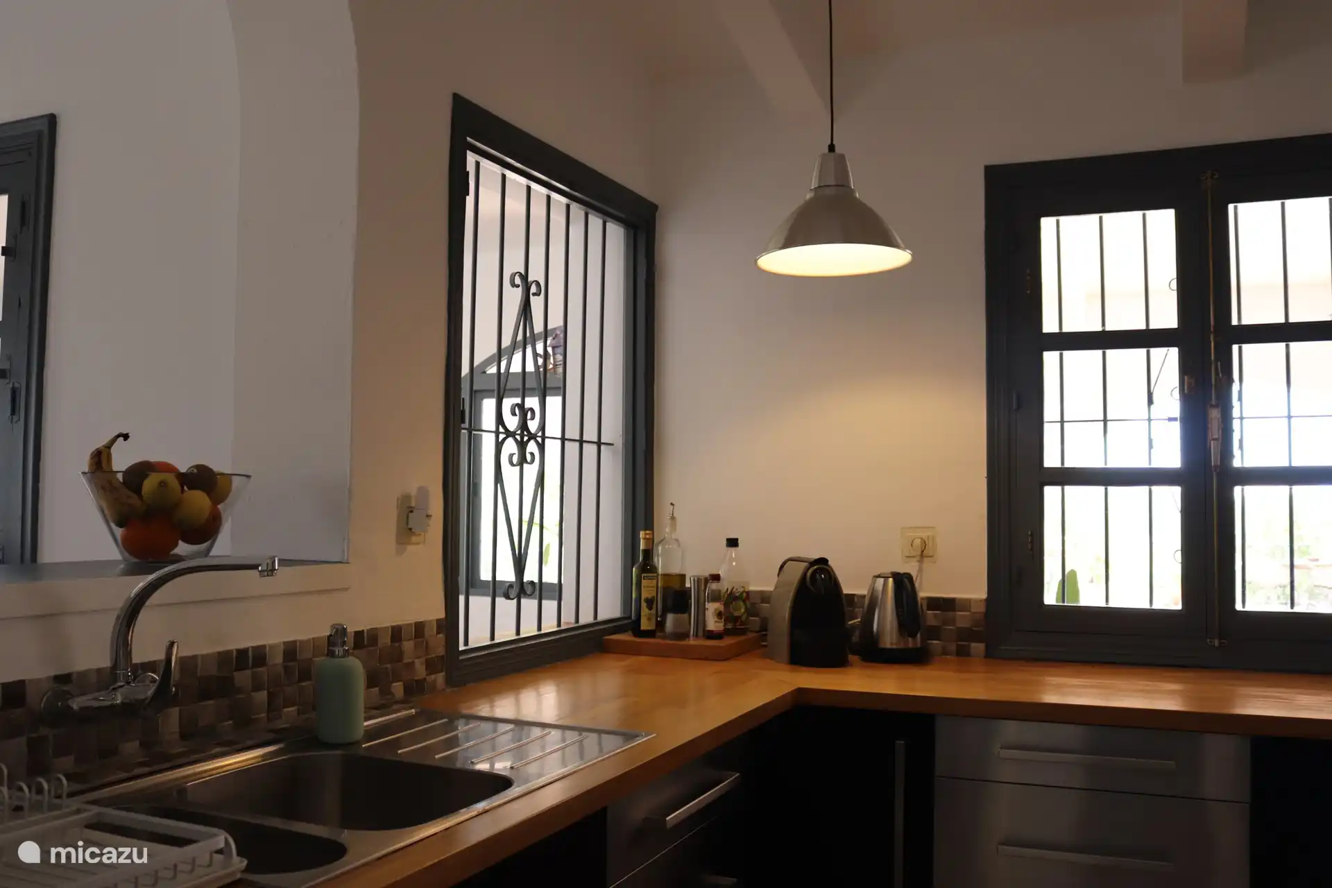 Amplia cocina con una gran encimera. 