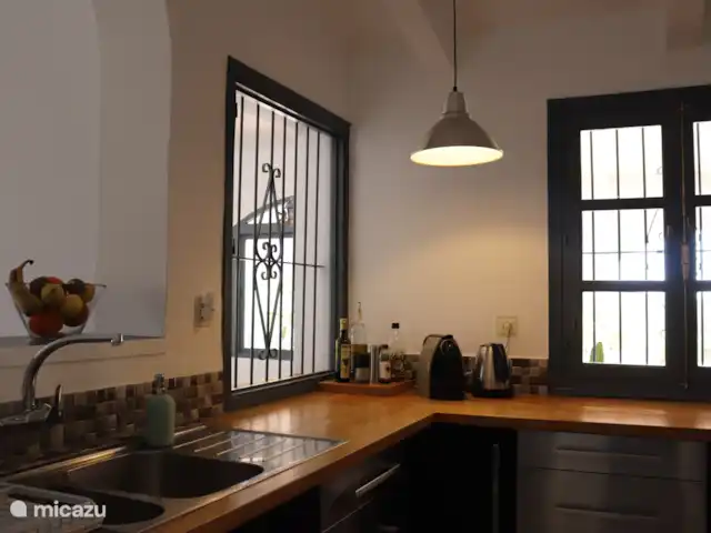 Cortijo Algarrobo en España, Costa del Sol, Torrox - villa Amplia cocina con una gran encimera.