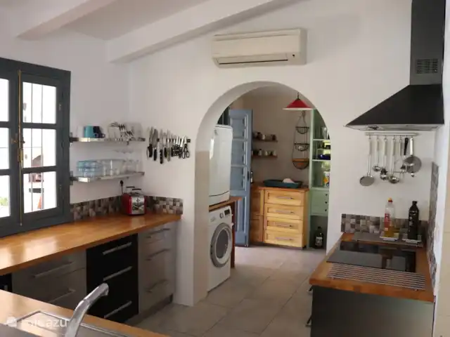 Cortijo Algarrobo en España, Costa del Sol, Torrox - villa La cocina está totalmente equipada y tiene su propio aire acondicionado. La lavadora, el lavavajillas y el horno combinado / microondas se encuentran en el lavadero abierto.