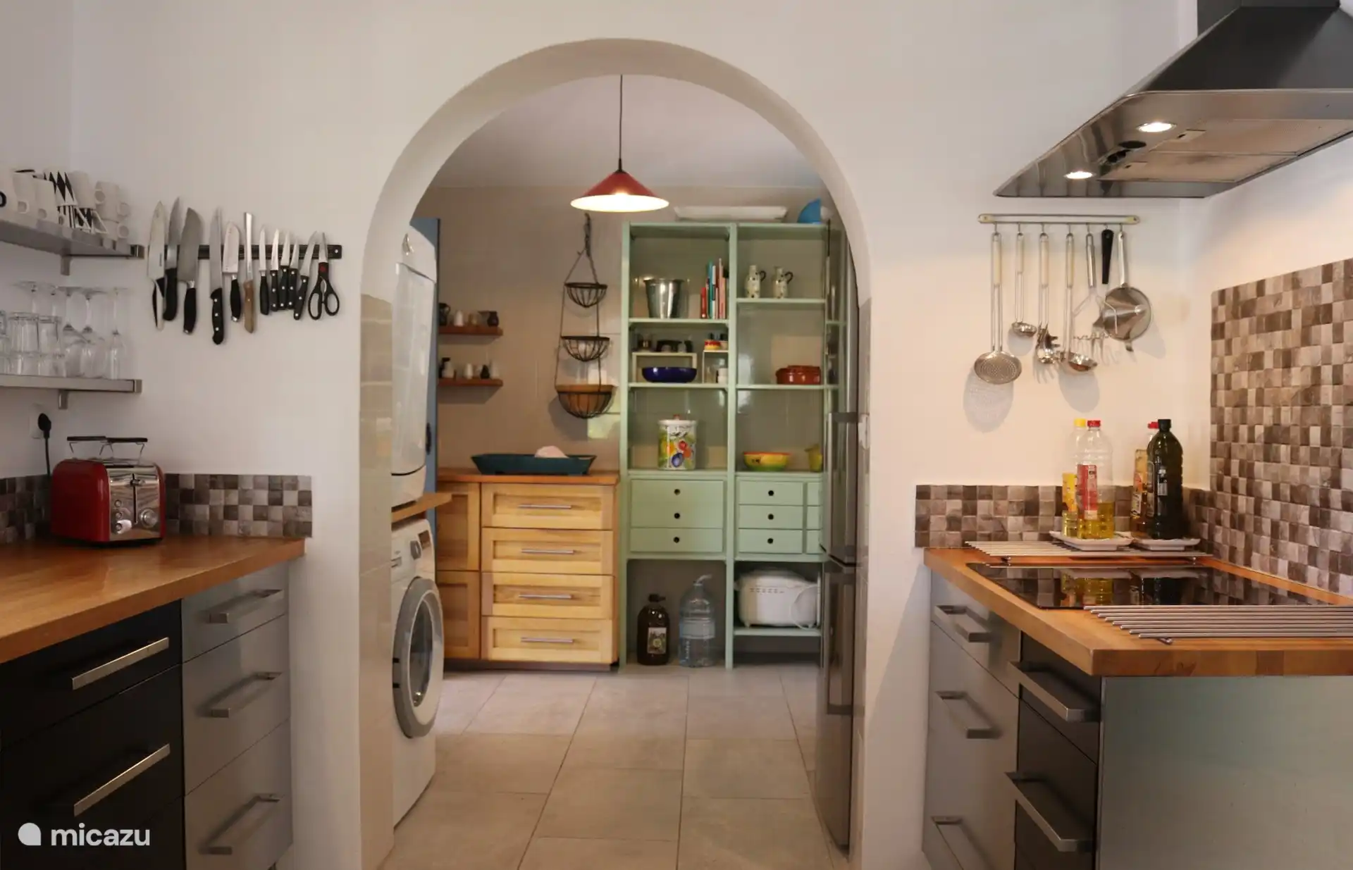 Todos los electrodomésticos de cocina necesarios están disponibles. Cocción por inducción con campana extractora encima. Especias, aceite/vinagre, detergente, cubos de lavavajillas, todo está ahí. ¡Por favor, complétalo tú mismo!