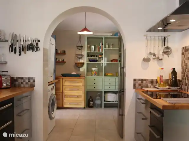 Cortijo Algarrobo en España, Costa del Sol, Torrox - villa Todos los electrodomésticos de cocina necesarios están disponibles. Cocción por inducción con campana extractora encima. Especias, aceite/vinagre, detergente, cubos de lavavajillas, todo está ahí. ¡Por favor, complétalo tú mismo!